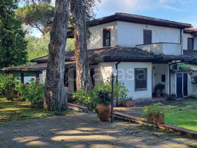 Villa Bifamiliare in affitto a Sabaudia viale dei Pini, arredato, giardino privato, posto auto TrovaCasa