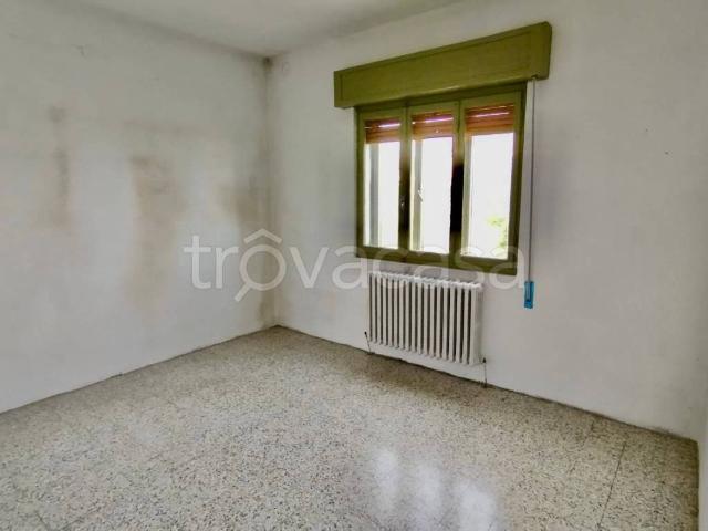 Villa Bifamiliare in affitto a San Benedetto Po via Enrico Ferri, 89, non arredato/vuoto, giardino privato, box TrovaCasa