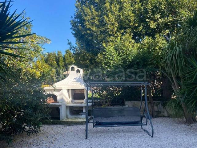Villa Bifamiliare in affitto a Pozzuoli via Privata Monterusso, arredato, giardino privato, balcone TrovaCasa
