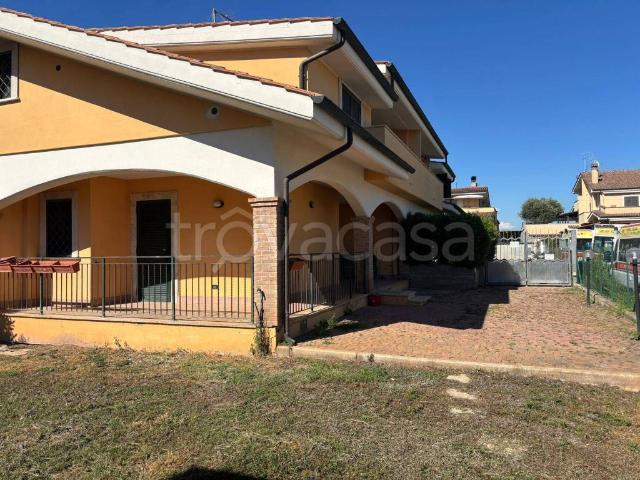 Villa Bifamiliare in affitto a Pomezia via Colombia, giardino privato, terrazzo, mansarda TrovaCasa