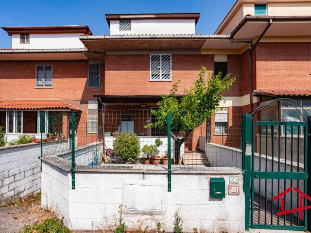 Villa Bifamiliare in affitto a Pomezia via Lercara Friddi, giardino privato, box, parzialmente arredato TrovaCasa