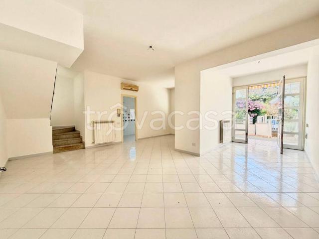 Villa Bifamiliare in affitto a Palermo via Pt 34, non arredato/vuoto, giardino privato, terrazzo TrovaCasa