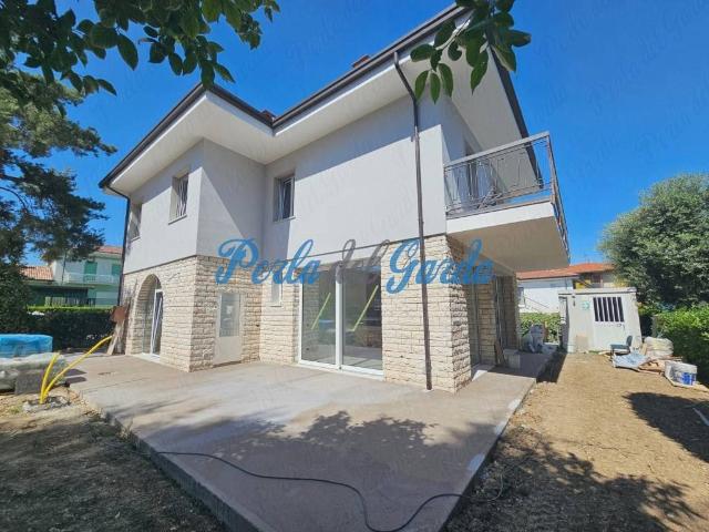 Villa Bifamiliare in affitto a Peschiera del Garda, giardino privato, lavatrice, doppi vetri TrovaCasa