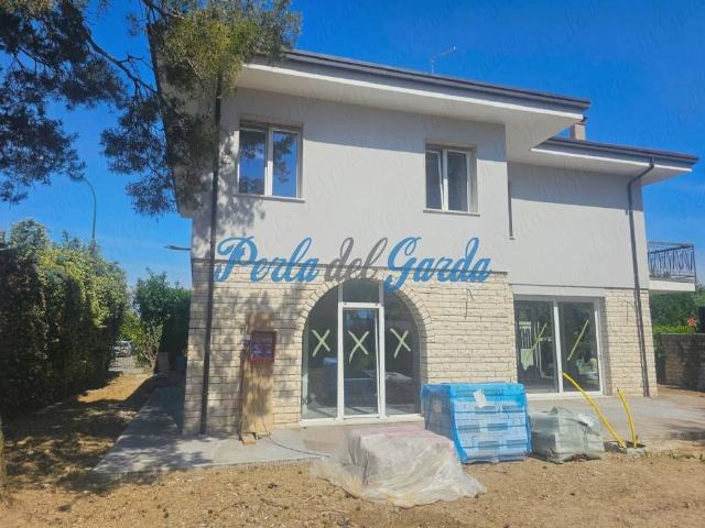 Villa Bifamiliare in affitto a Peschiera del Garda, giardino privato, terrazzo, lavatrice TrovaCasa
