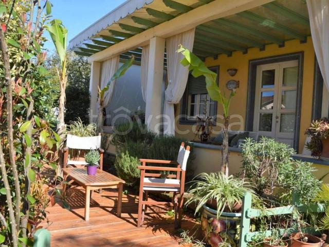 Villa Bifamiliare in affitto a Pietrasanta, arredato, giardino privato, terrazzo TrovaCasa