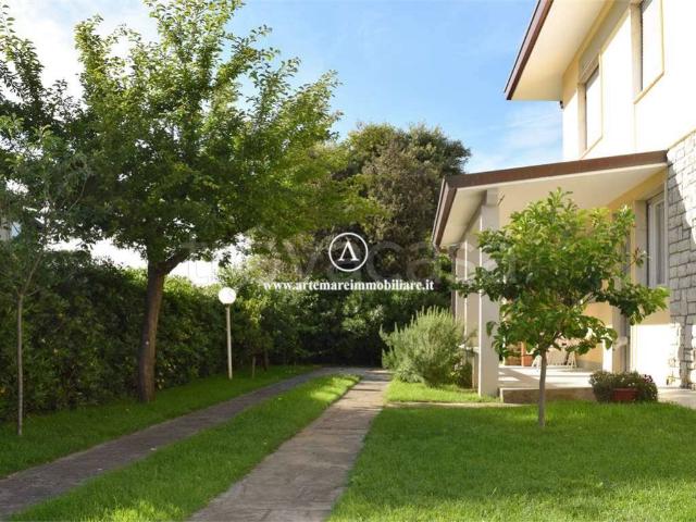 Villa Bifamiliare in affitto a Pietrasanta, arredato, giardino privato, posto auto TrovaCasa