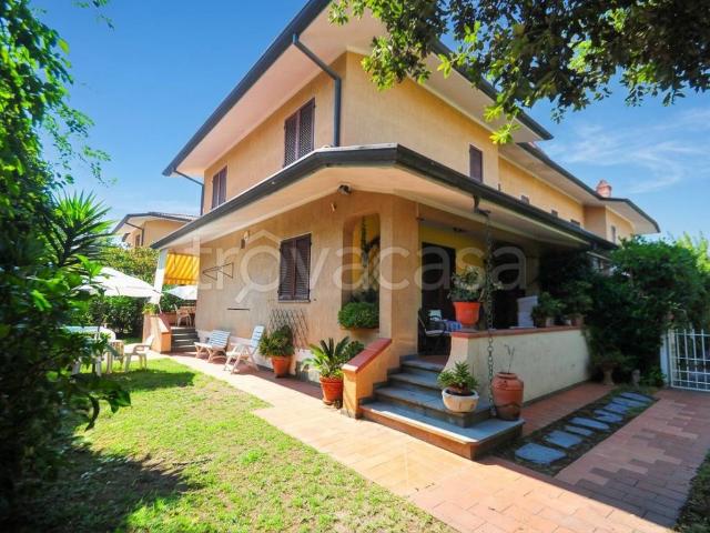 Villa Bifamiliare in affitto a Pietrasanta, arredato, giardino privato, posto auto TrovaCasa