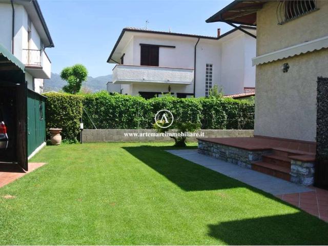 Villa Bifamiliare in affitto a Pietrasanta via delle Erbe, arredato, giardino, posto auto TrovaCasa