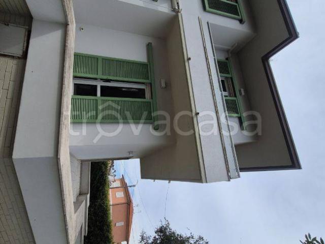 Villa Bifamiliare in affitto a Pietrasanta via Pistoia, arredato, giardino privato, terrazzo TrovaCasa
