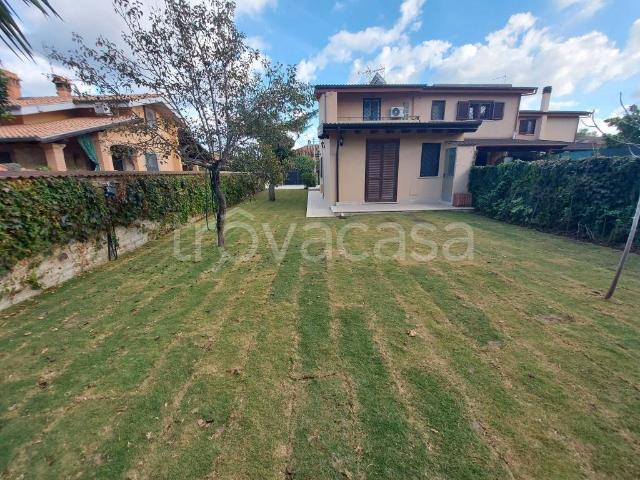 Villa Bifamiliare in affitto a Roma via Giovanni Legrenzi, giardino privato, posto auto, terrazzo TrovaCasa