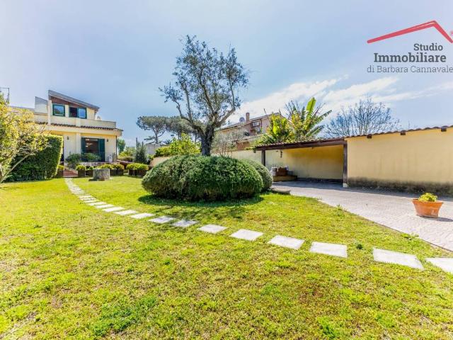 Villa Bifamiliare in affitto a Roma via Dobbiaco, giardino privato, posto auto, caminetto TrovaCasa