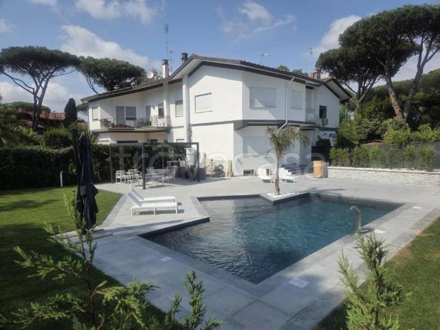 Villa Bifamiliare in affitto a Roma via Demostene, arredato, giardino privato, terrazzo TrovaCasa
