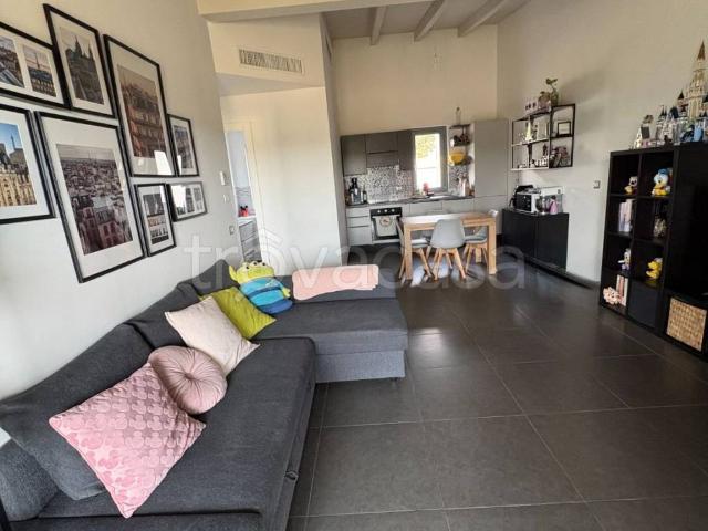Villa Bifamiliare in affitto a Roma via Mombaldone, giardino privato, posto auto, terrazzo TrovaCasa