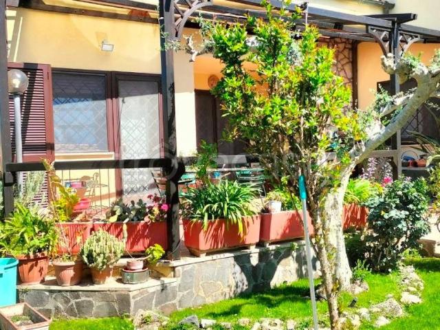 Villa Bifamiliare in affitto a Roma viale di Castel Porziano, giardino privato, posto auto, terrazzo TrovaCasa