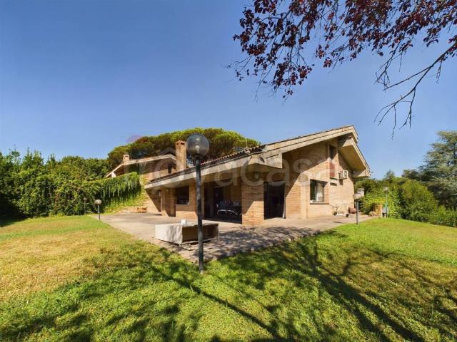 Villa Bifamiliare in affitto a Roma, giardino privato, posto auto, box TrovaCasa