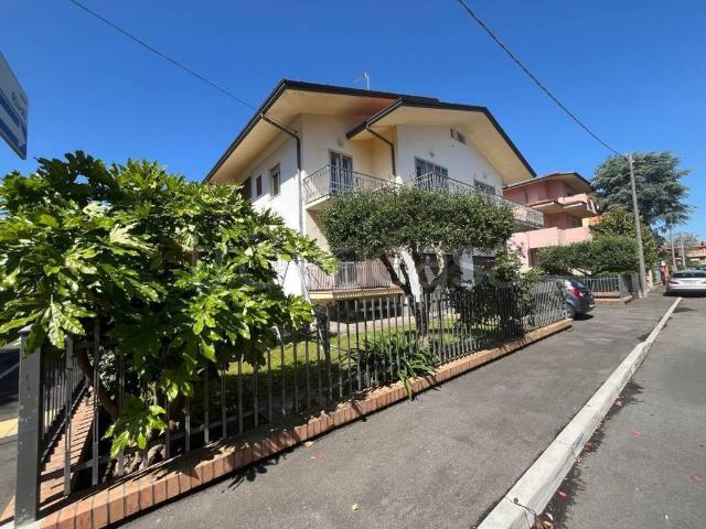 Villa Bifamiliare in affitto a Riccione viale Rivoli, 5, giardino privato, box, parzialmente arredato TrovaCasa