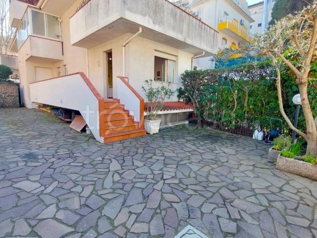 Villa Bifamiliare in affitto a Riccione viale Ugo Bassi, arredato, giardino privato, posto auto TrovaCasa