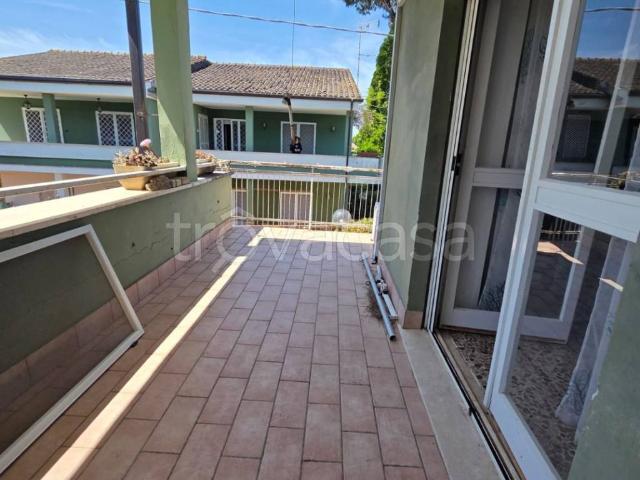 Villa Bifamiliare in affitto a Terracina viale Baia Verde, giardino privato, posto auto, immobile di prestigio TrovaCasa
