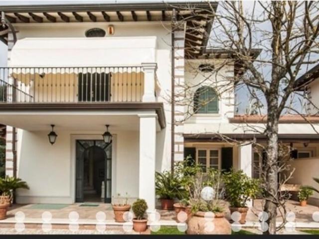 Villa bifamiliare in affitto a Vittoria Apuana, Forte dei Marmi