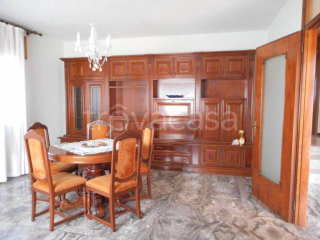 Villa Bifamiliare in affitto a Vicenza via della Polveriera, giardino privato, posto auto, terrazzo TrovaCasa