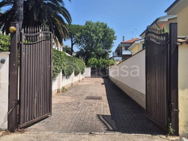 Villa Bifamiliare in affitto ad Anzio viale delle Viole, 77, arredato, giardino privato, riscaldamento autonomo TrovaCasa