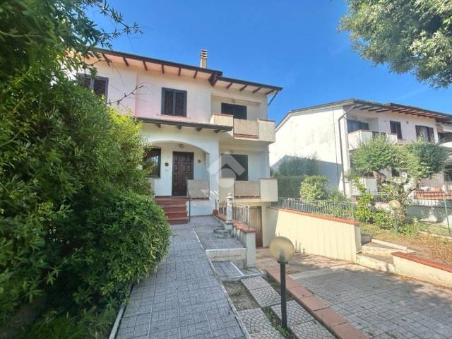 Villa Bifamiliare in affitto ad Assisi via giuseppe saragat, 41, non arredato/vuoto, giardino privato, box TrovaCasa
