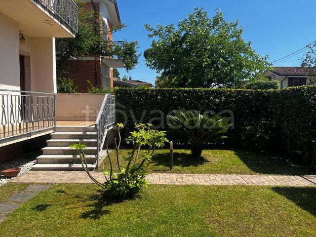Villa Bifamiliare in in affitto da privato a Pietrasanta via Dante Alighieri, 17, giardino, box, terrazzo TrovaCasa