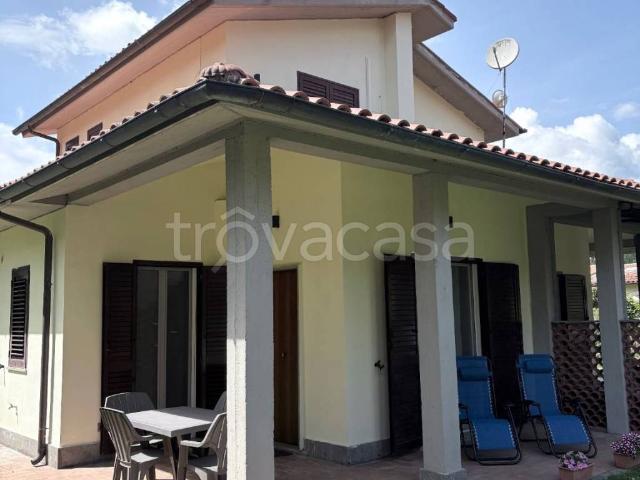 Villa Bifamiliare in in affitto da privato a Ronciglione via Castello di Vico, 3, giardino privato, da privato, caminetto TrovaCasa