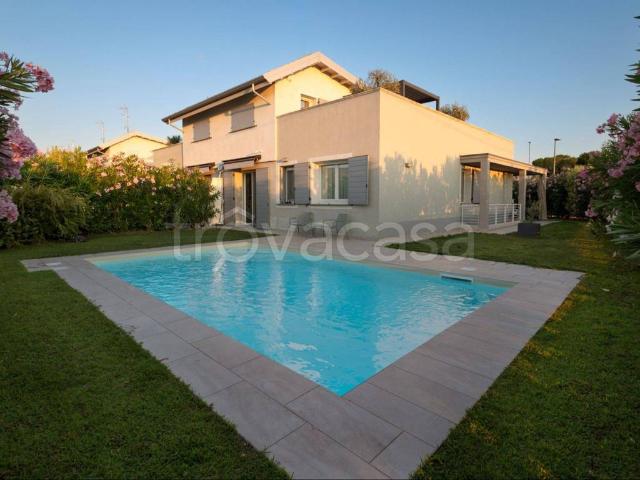 Villa Bifamiliare in in affitto da privato a Sirmione via Giovanni Caboto, giardino privato, box, terrazzo TrovaCasa
