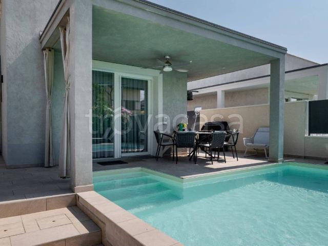 Villa Bifamiliare in in affitto da privato a Sirmione via Giovanni Caboto, 5, giardino privato, box, terrazzo TrovaCasa