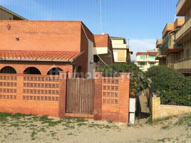 Villa bifamiliare Lungomare delle Sirene 69a, Torvaianica Centro, Pomezia