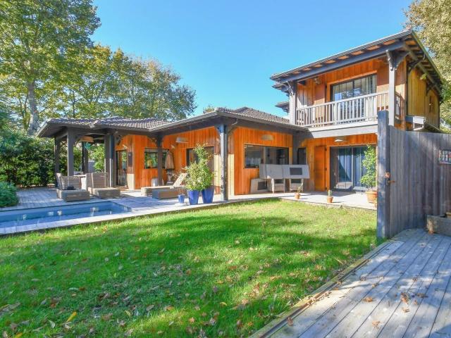 Villa bois / lodge / 5 ch / piscine / spa