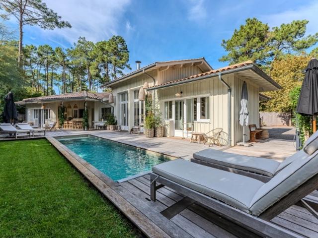 Villa bois récente avec piscine chauffée