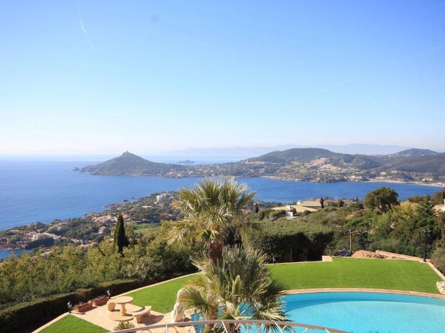 Villa Bourgeoise De 8 Pieces Avec Vue Mer Panoramique Entre. 390m² Saint Raphaël