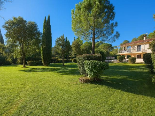 Villa Brignoles 204 m2 Habitables 5000 m2 terrain Pisc. 204m² Brignoles
