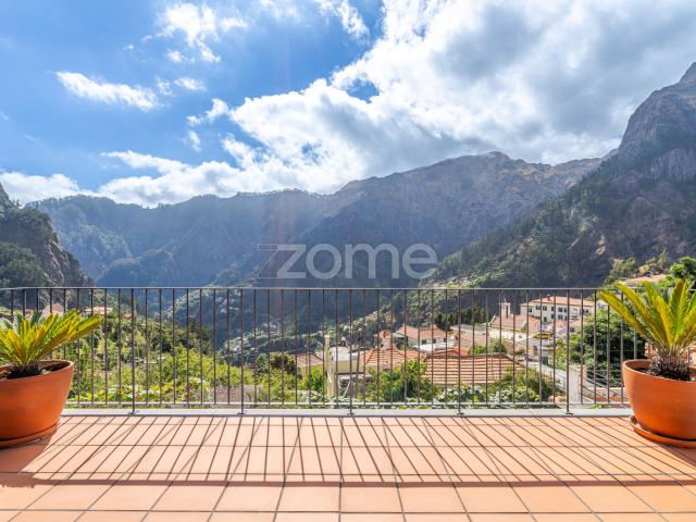 Villa cercada pela natureza