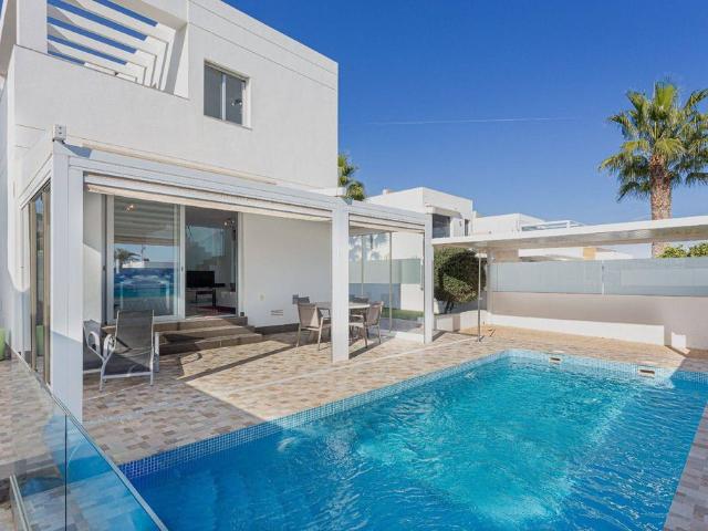 Villa / Chalet de 108 m2 en venta en Playas de Orihuela, España