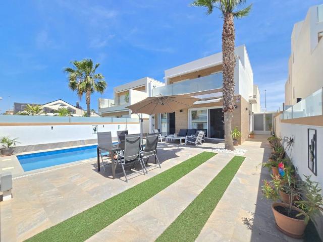 Villa / Chalet de 111 m2 en venta en Pilar de la Horadada, España