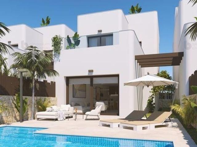 Casa de 131 m2 en venta Pilar de la Horadada, Comunidad Valenciana