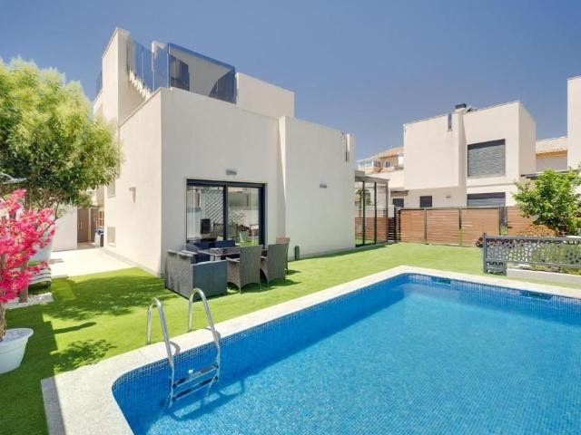 Villa / Chalet de 194 m2 en venta en Torrevieja, España
