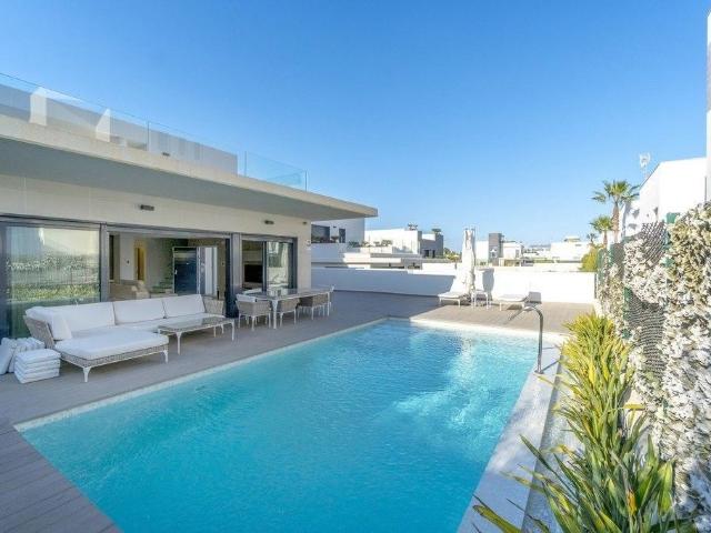 Villa / Chalet de 196 m2 en venta en Playas de Orihuela, España