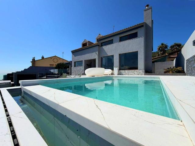 Villa / Chalet de 220 m2 en venta en Algeciras, Andalucía