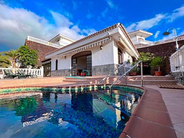 Exclusiva Villa / Chalet de 235 m2 en venta en Costa Adeje, España