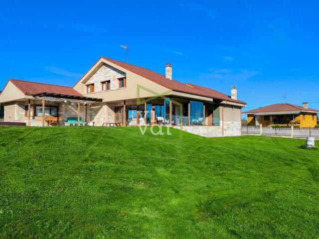Villa / Chalet de 273 m2 en venta en Lugones, España