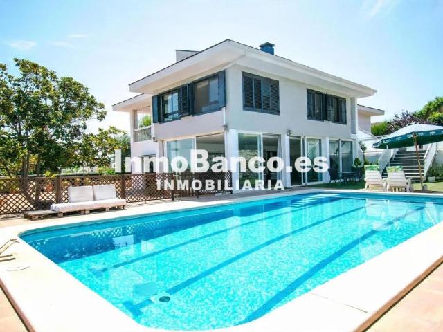 Villa / Chalet de 325 m2 en venta en Chiva, España