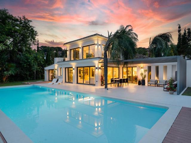 Villa / Chalet de 341 m2 en venta en Nueva Andalucia, España