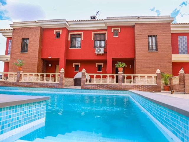 Villa / Chalet de 370 m2 en venta en Alhaurín de la Torre, Andalucía