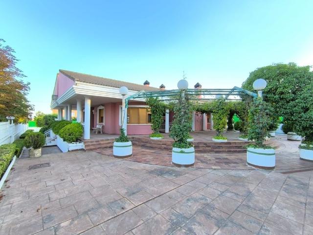 Villa / Chalet de 448 m2 en venta en Caudete, España