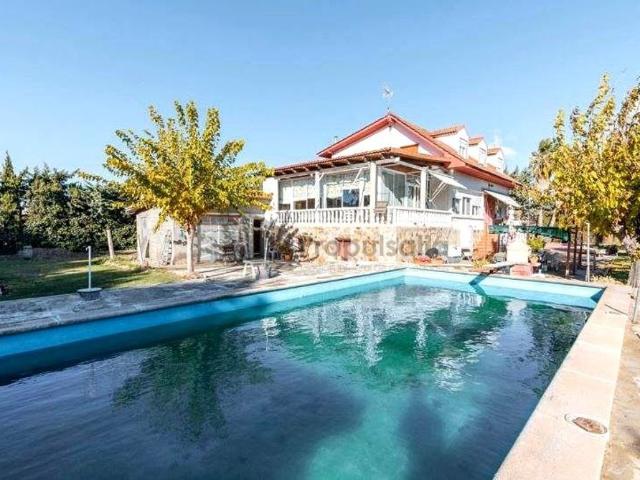 Villa / Chalet de 526 m2 en venta en Zaragoza, España