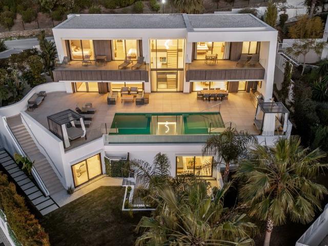 Villa / Chalet de 557 m2 en venta en Estepona, Andalucía